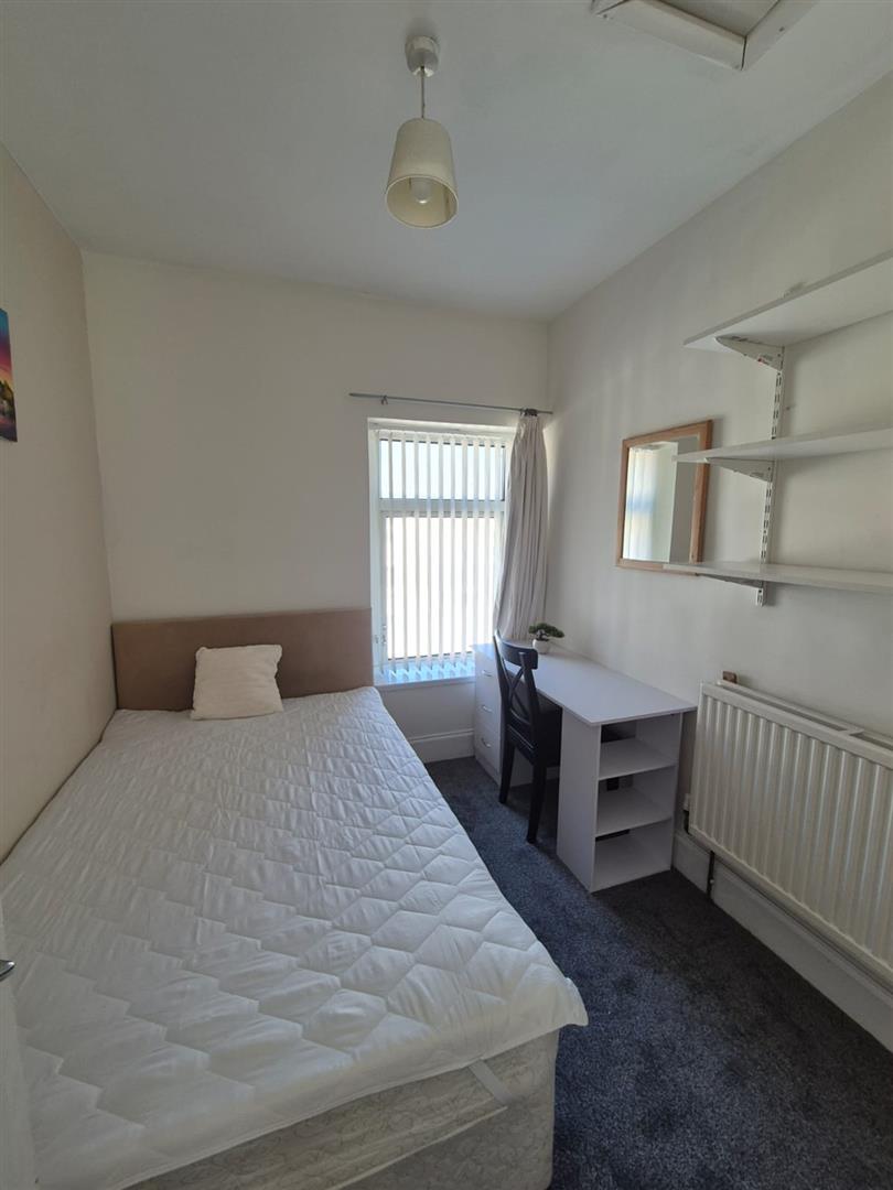 room for rent queen street cf37 1rw