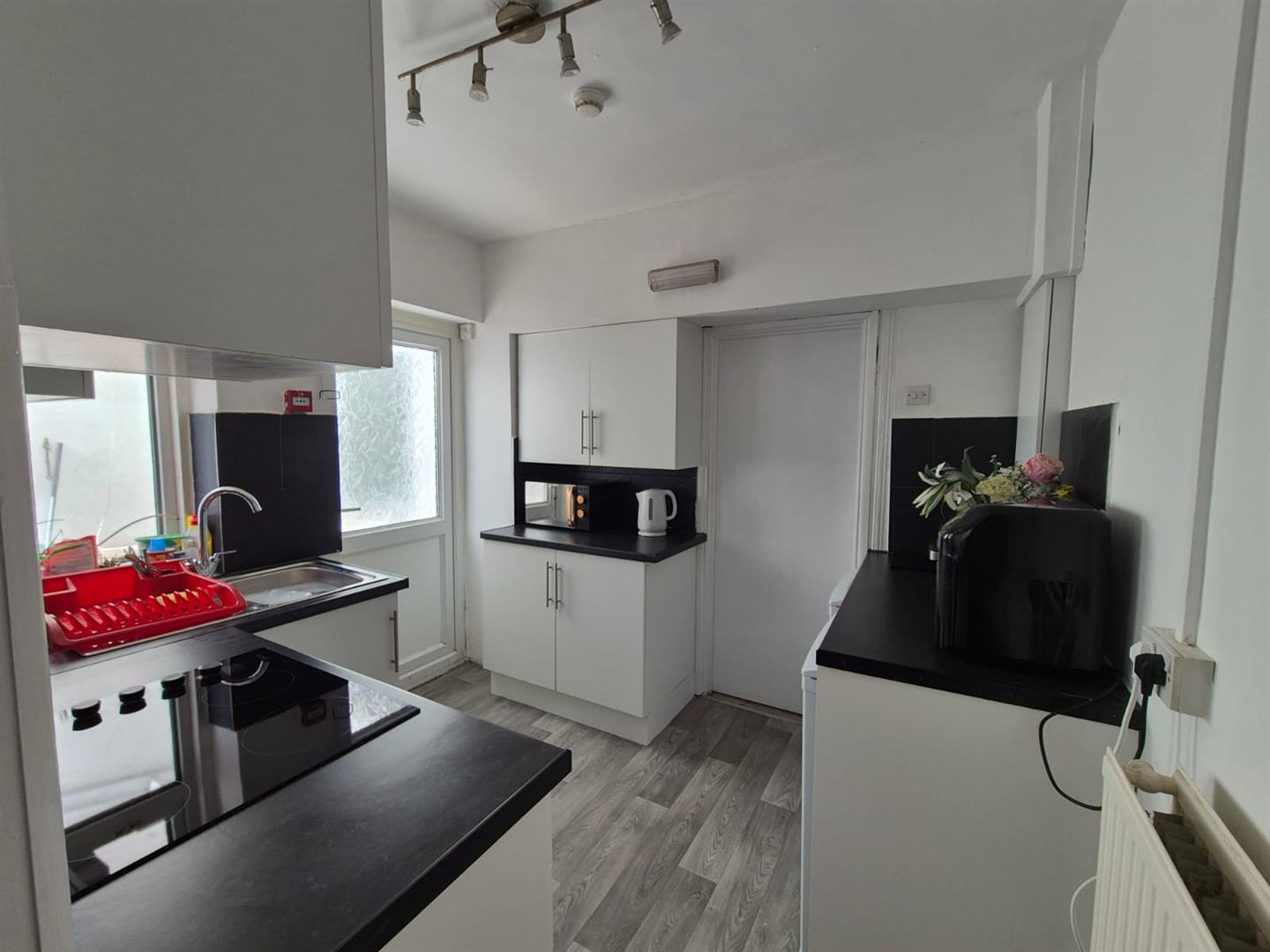room for rent queen street cf37 1rw