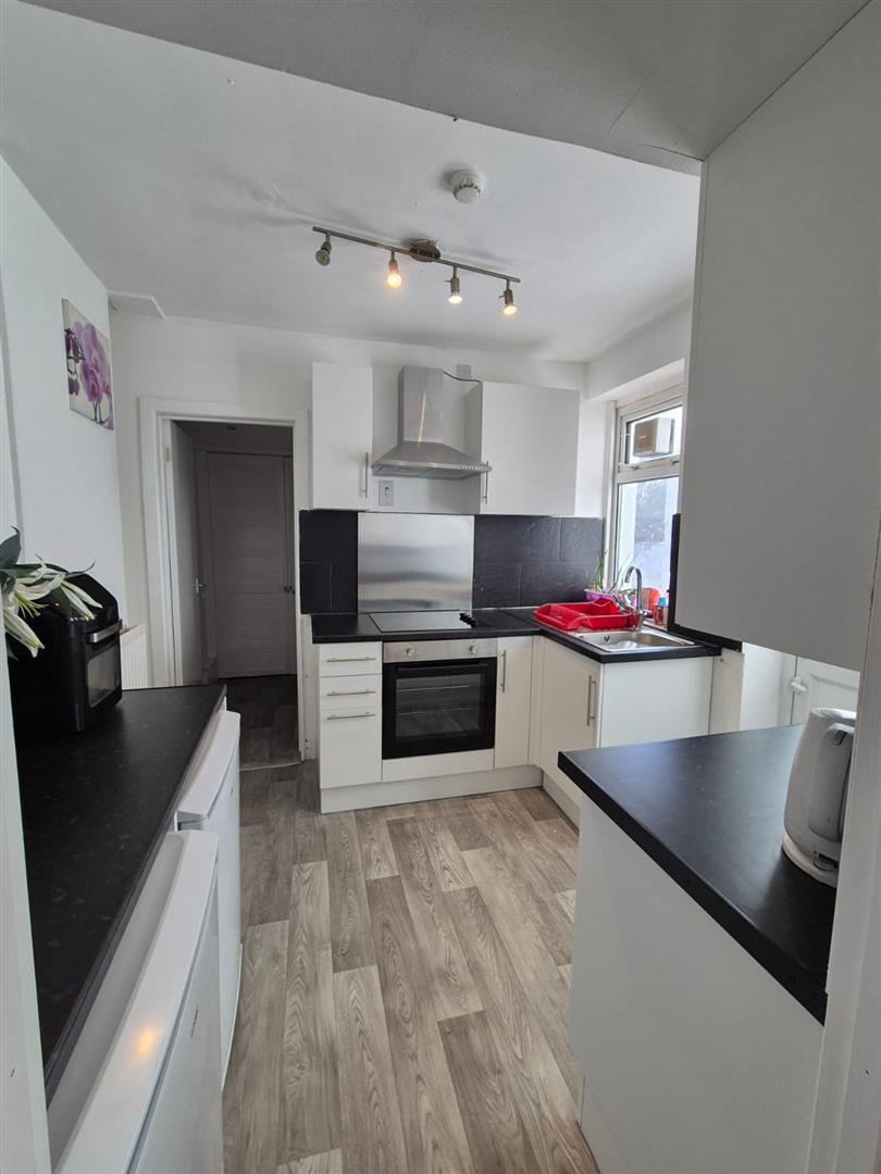 room for rent queen street cf37 1rw