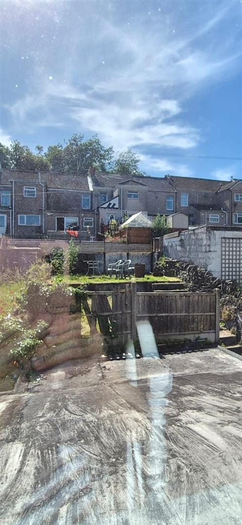 room for rent queen street cf37 1rw