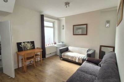 room for rent queen street cf37 1rw