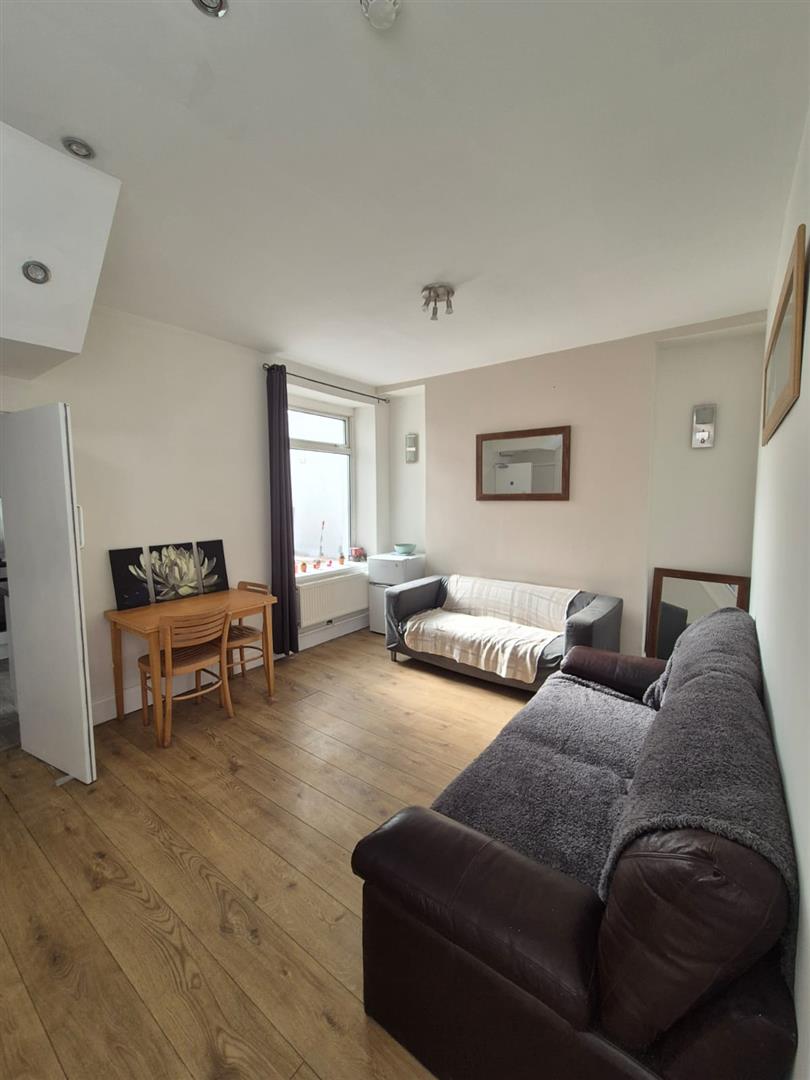 room for rent queen street cf37 1rw