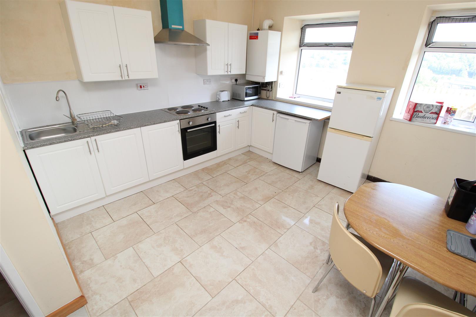 room for rent laura street