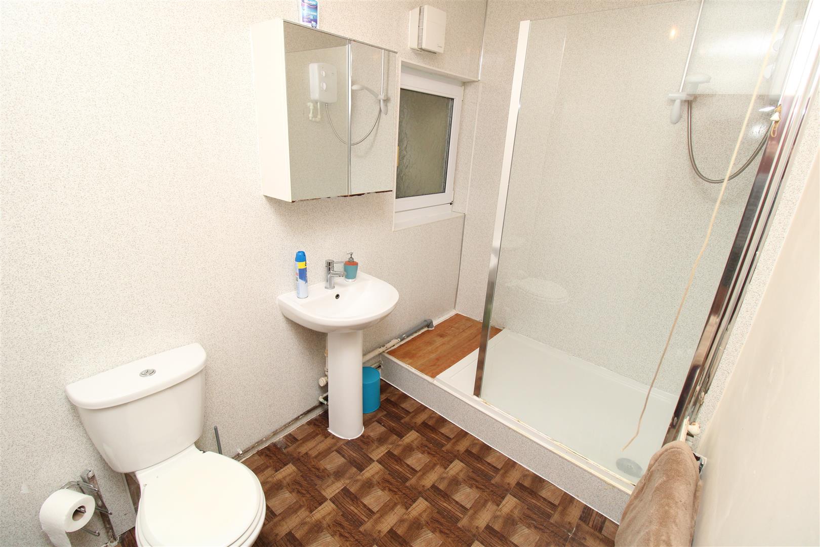 room for rent laura street