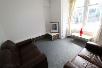 house - terraced for rent stow hill