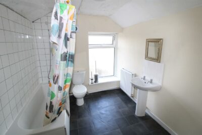 house - terraced for rent stow hill
