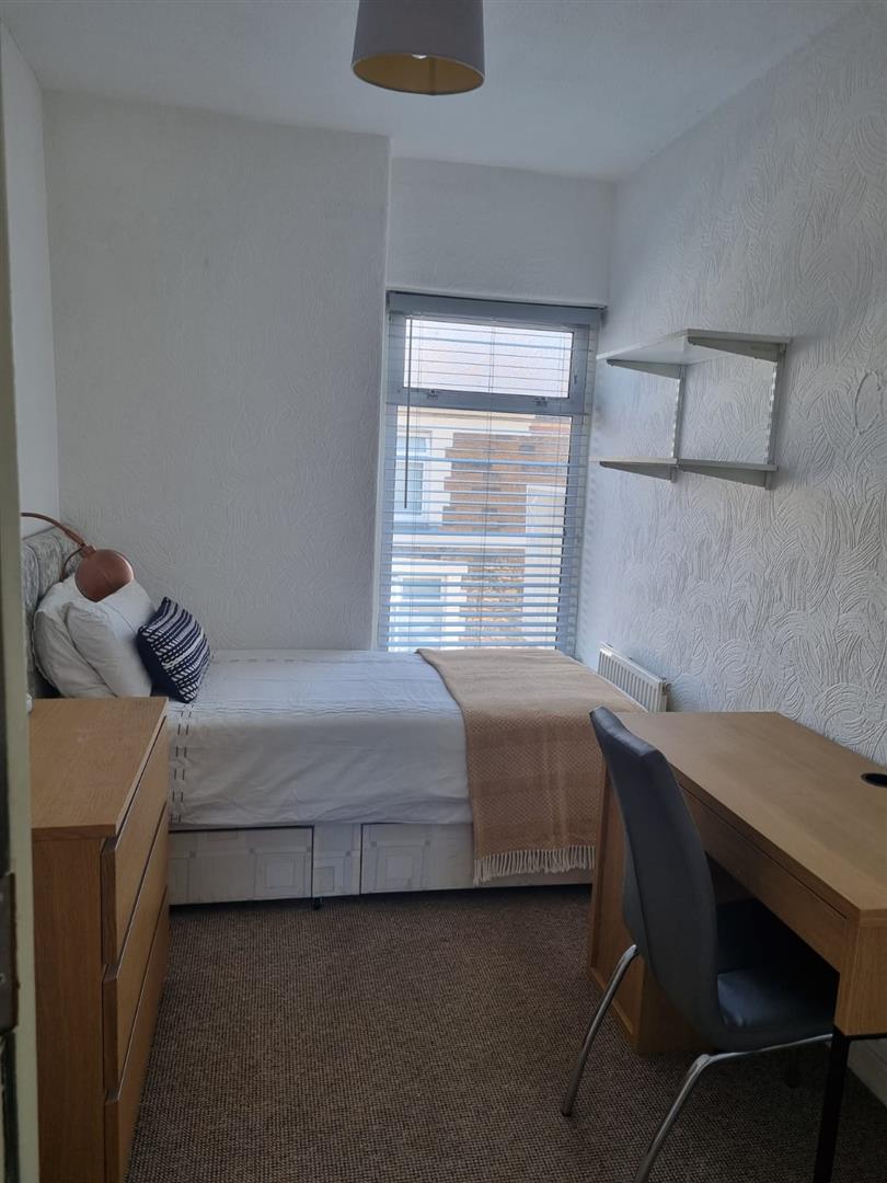 house - terraced for rent meadow street