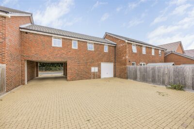 maisonette for sale blandings way