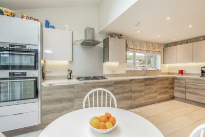 house - detached for sale ivydene crescent