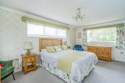house - detached for sale ivydene crescent