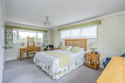 house - detached for sale ivydene crescent