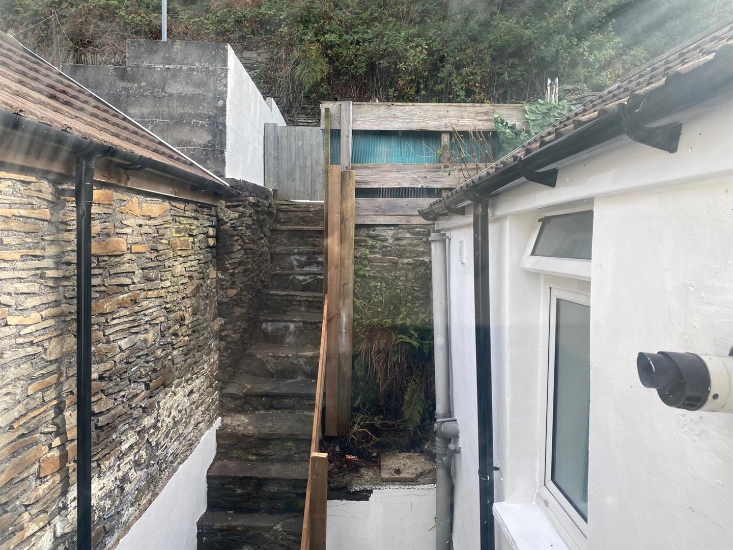 house - terraced for rent pontshonnorton road