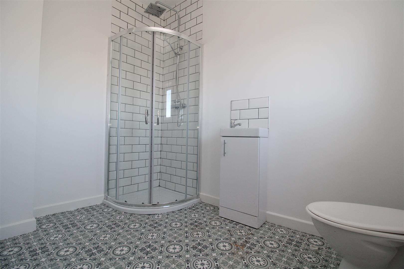 house - end terrace for rent howard street